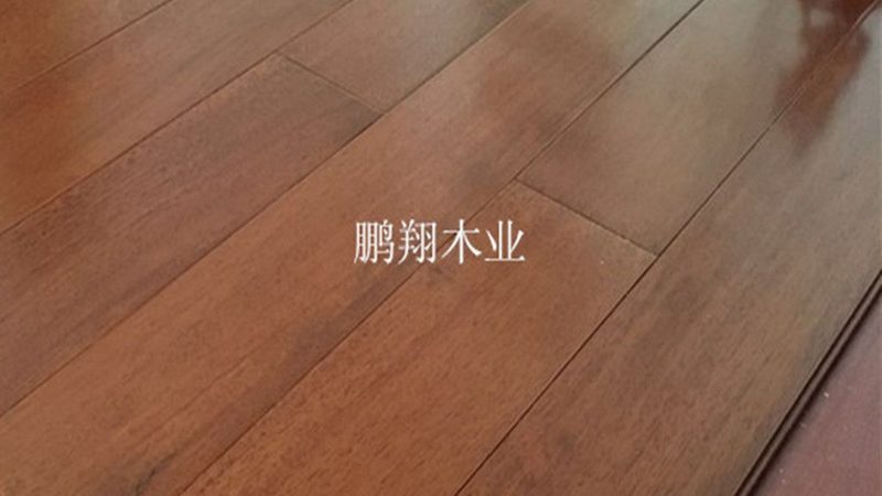 自粘地板与锁扣地板：地砖上铺的完美搭档？**