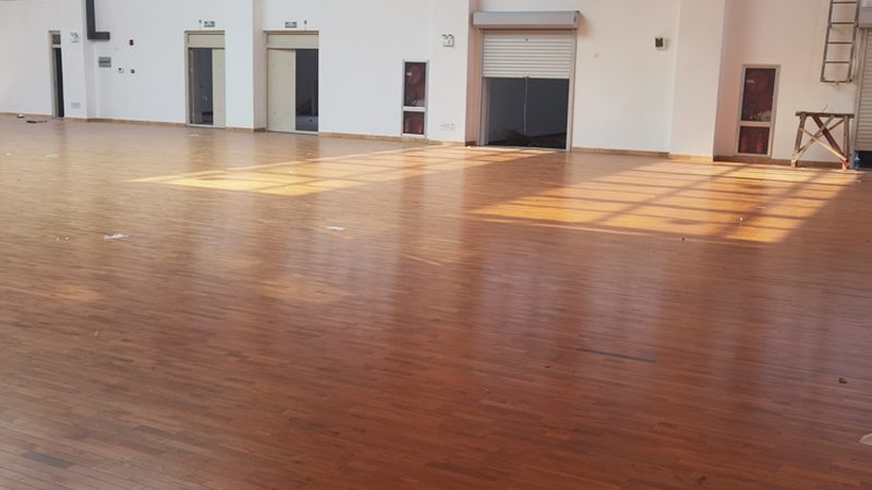 小标题：实木门开裂原因探析
